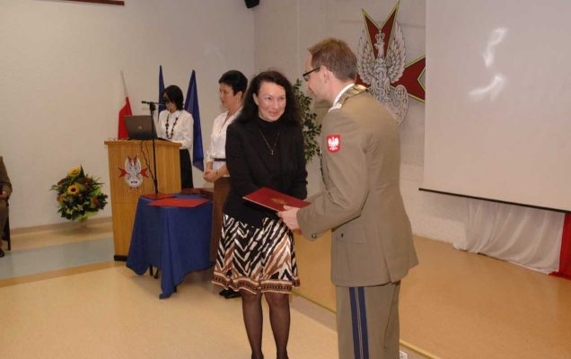 Uroczystość wręczenia Nagród Dyrektora WIM 2009/2010. Grzegorz Gielerak wręcza nagrodę laureatce.