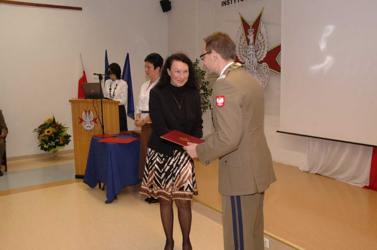 Uroczystość wręczenia Nagród Dyrektora WIM 2009/2010. Grzegorz Gielerak wręcza nagrodę laureatce.