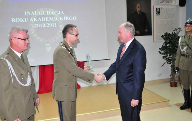 Dyrektor WIM wręcza nagrodę laureatowi.