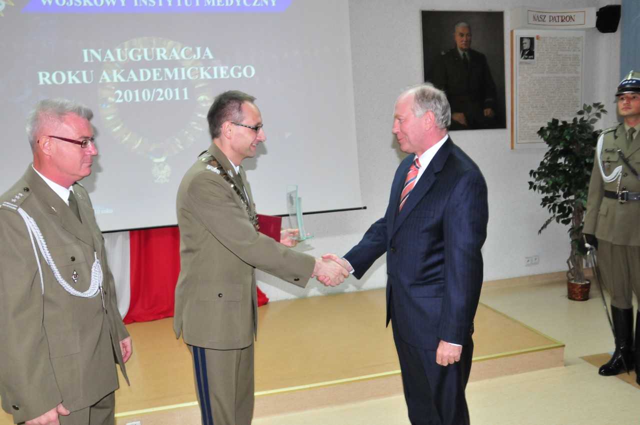 Dyrektor WIM wręcza nagrodę laureatowi.