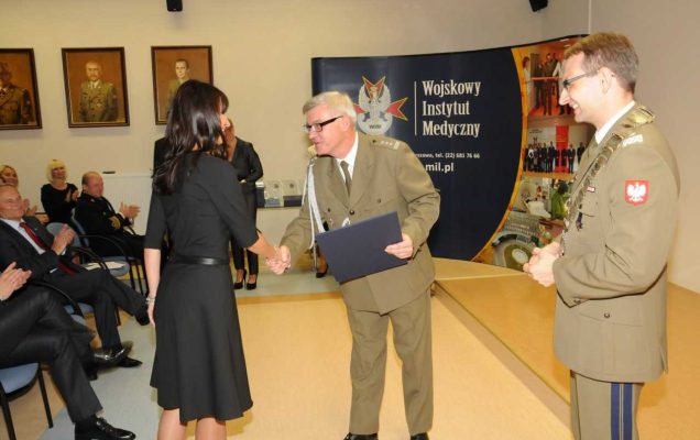Uroczystość wręczenia Nagród Dyrektora WIM 2009/2010. Wręczenie nagrody laureatce.