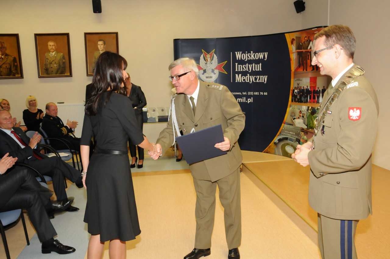 Uroczystość wręczenia Nagród Dyrektora WIM 2009/2010. Wręczenie nagrody laureatce.