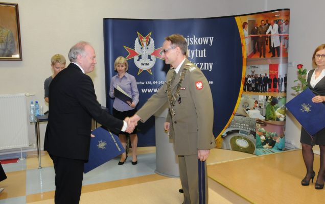 Dyrektor WIM wręcza nagrodę laureatowi.