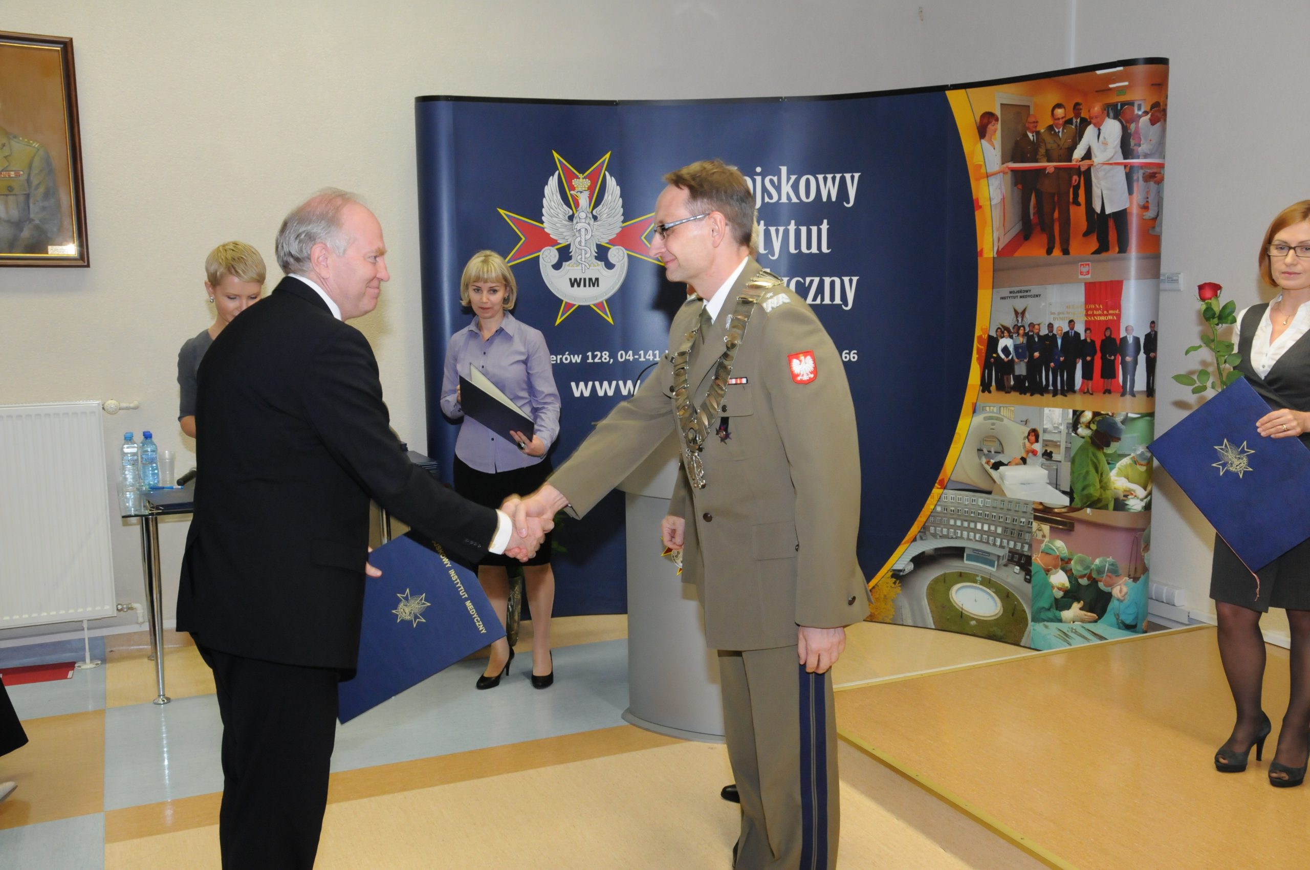 Dyrektor WIM wręcza nagrodę laureatowi.