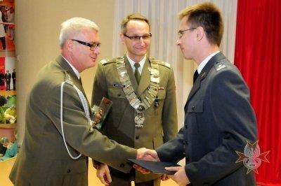Paweł Krzesiński odbiera nagrodę.