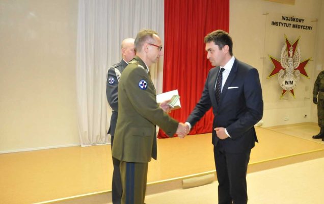 Dyrektor WIM Grzegorz Gielerak wręcza nagrodę laureatowi.