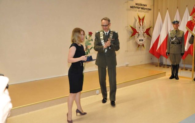 dr hab. Beata Uziębło-Życzkowska z różą i dyplomem w reku, obok niej Grzegorz Gielerak dyrektor WIM.