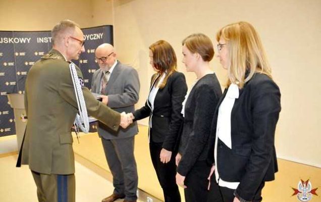 Dyrektor WIM Grzegorz Gielerak wręcza nagrody laureatom.