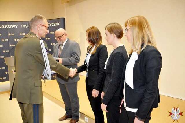 Dyrektor WIM Grzegorz Gielerak wręcza nagrody laureatom.