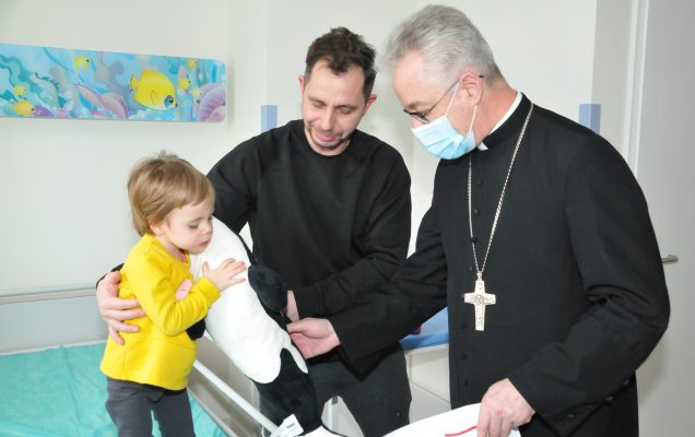 biskup polowy Wiesław Lechowicz odwiedza pacjentów WIM