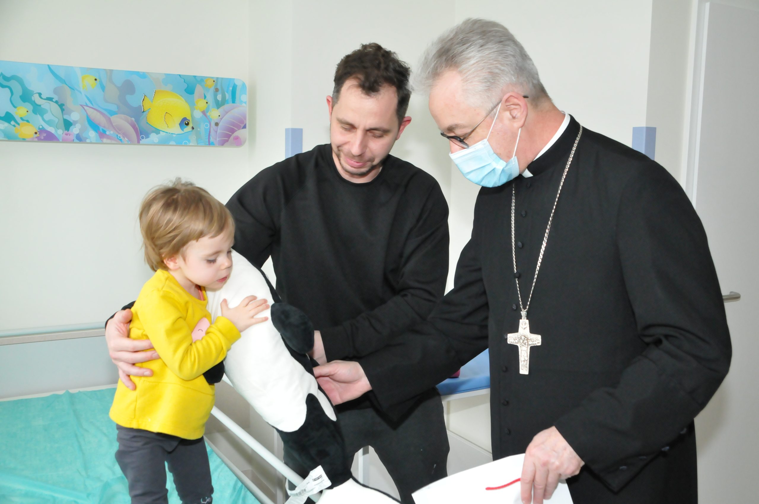 biskup polowy Wiesław Lechowicz odwiedza pacjentów WIM