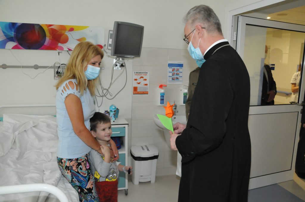 Biskup Polowy Wiesław Lechowicz odwiedza pacjentów Wojskoweho Instytutu Medycznego