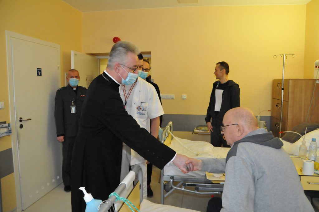 Biskup Polowy Wiesław Lechowicz odwiedza pacjentów z okazji Światowego Dnia Chorego