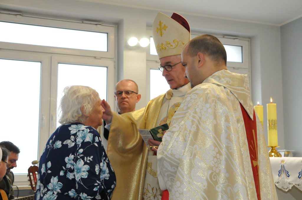 biskup polowy Wiesław Lechowicz i pacjenci podczas mszy w WIM
