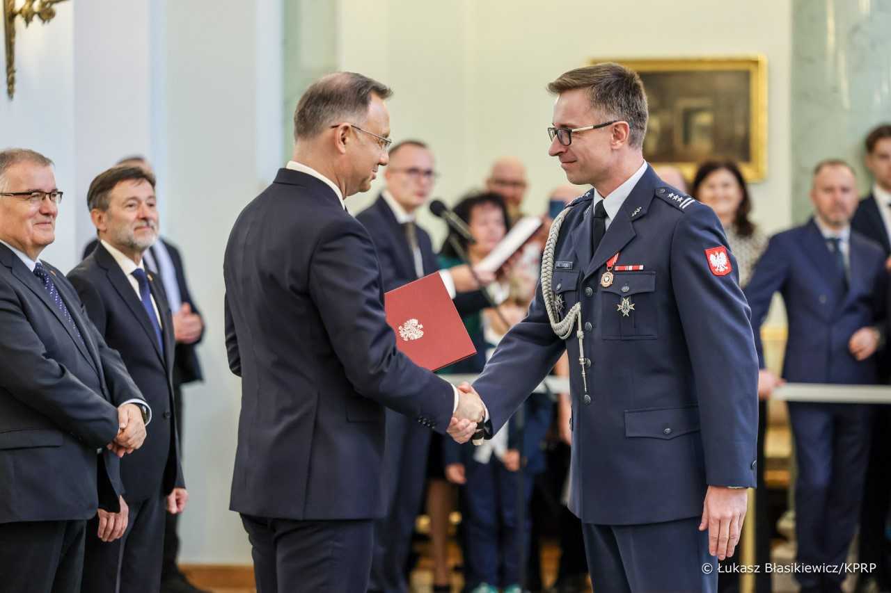 Paweł Krzesiński podczas uroczystości odbiera nominację z rąk Prezydenta RP