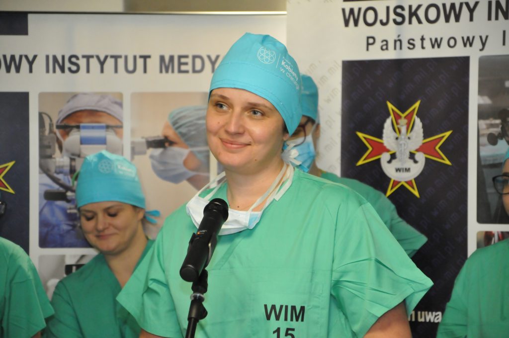 uczestniczka kursu szkoleniow robotem da vinci w Centrum Szkoleniowe Chirurgii Robotycznej w WIM