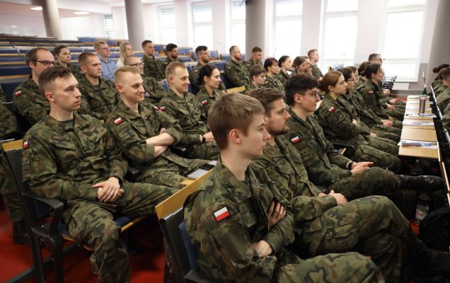 Lekarze szpitali wojskowych podczas siódmej konferencjo młodych lekarzy