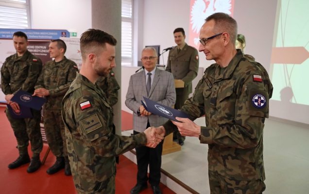 Dyrektor Wojskowego Instytutu Medycznego gen. broni prof. dr hab. n. med. Grzegorz Gielerak wręcza nagrody podczas VII Konferencji Młodych Lekarzy