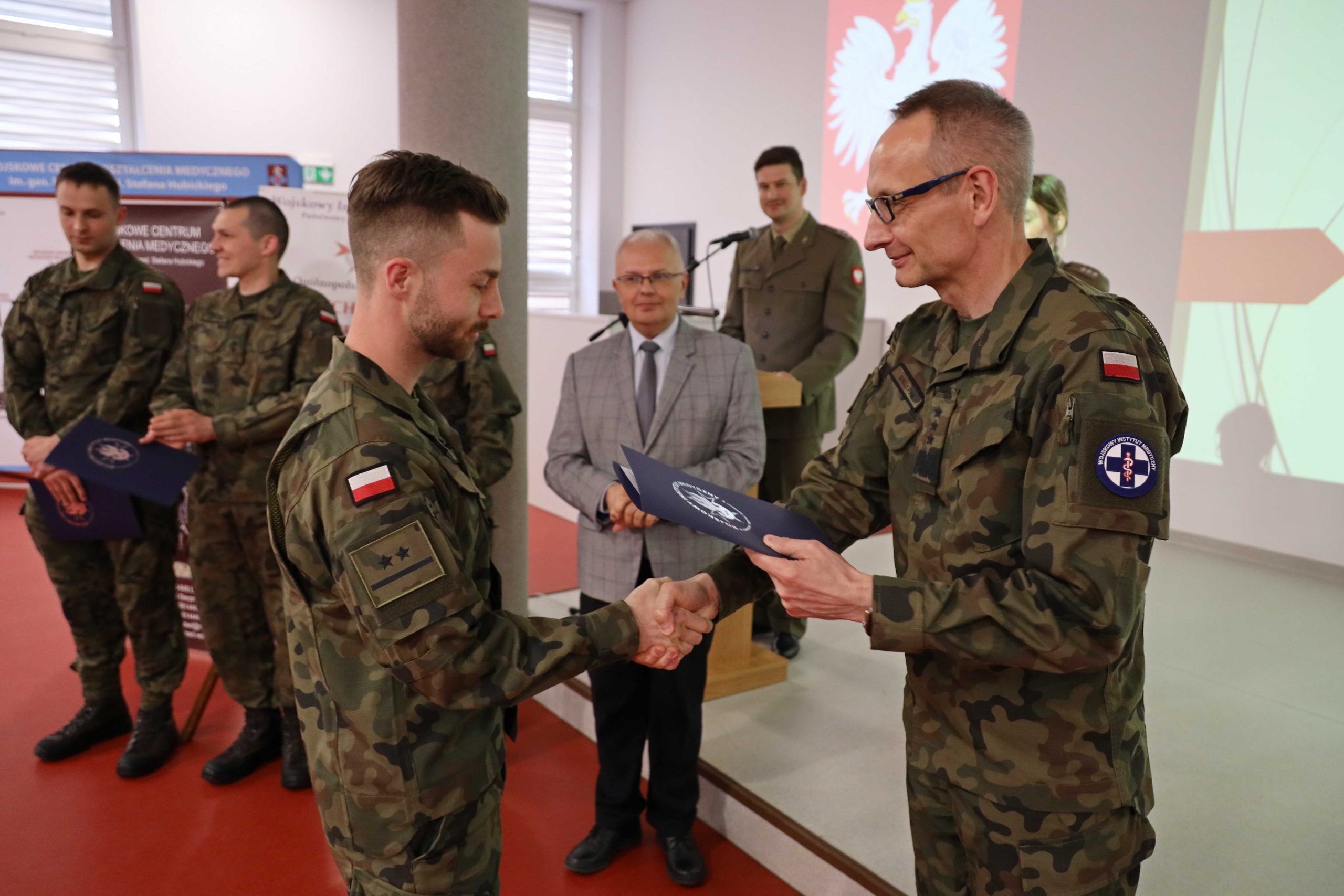 Dyrektor Wojskowego Instytutu Medycznego gen. broni prof. dr hab. n. med. Grzegorz Gielerak wręcza nagrody podczas VII Konferencji Młodych Lekarzy