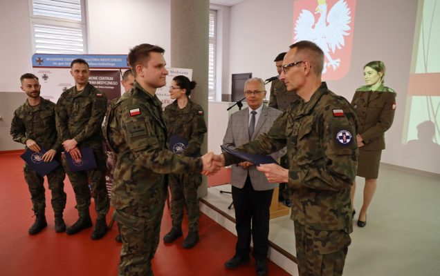 Dyrektor Wojskowego Instytutu Medycznego gen. broni prof. dr hab. n. med. Grzegorz Gielerak wręcza nagrody podczas VII Konferencji Młodych Lekarzy