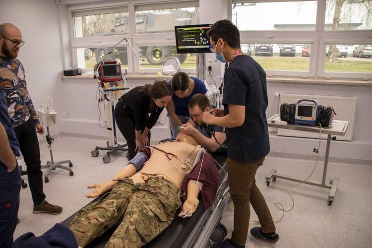 Ćwiczenia ratowników medycznych na fantomie w Centrum Symulacji Medycznej Wojskowego Instytutu Medycznego