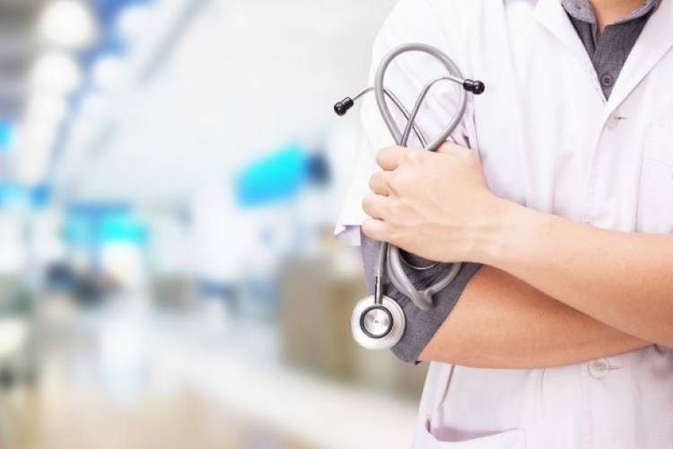 Zdjęcei pracownika medycznego trzymającego w ręku stetoskop