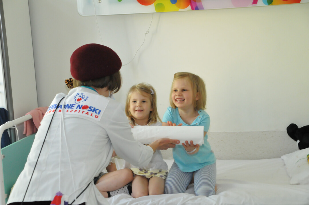 Dzień Dziecka w Wojskowym Instytucie Medycznym Czerwone noski z wizytą w Klinice Pediatrycznej