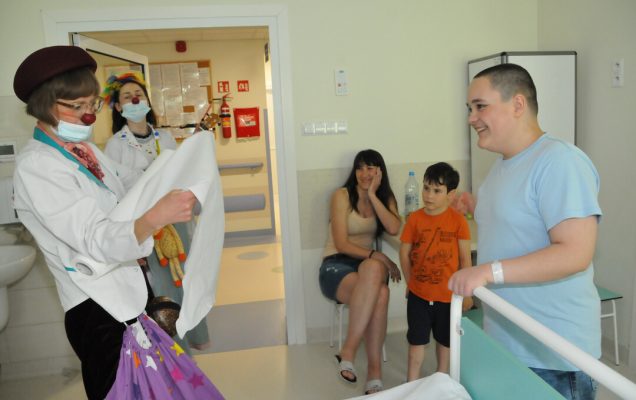 Dzień Dziecka w Wojskowym Instytucie Medycznym Czerwone noski z wizytą w Klinice Pediatrycznej