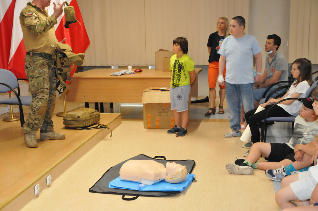 Dzień Dziecka w Wojskowym Instytucie Medycznym pokaz pierwszej pomocy