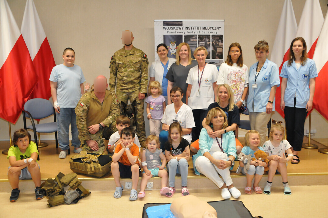 Dzień Dziecka w Wojskowym Instytucie Medycznym zdjęcie grupowe uczniowie pacjenci i żołnierze