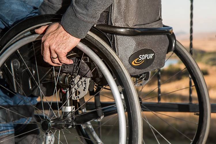 zdjęcie osoby na wózku inwalidzkim