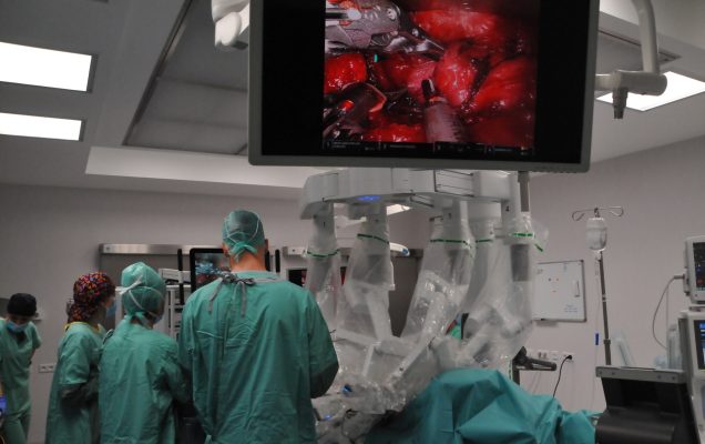 Lekarze na sali operacyjnej podczas pierwszej w Polsce operacji robotyczna tarczycy z dojściem przez pachę w Wojskowym Instytucie Medycznym