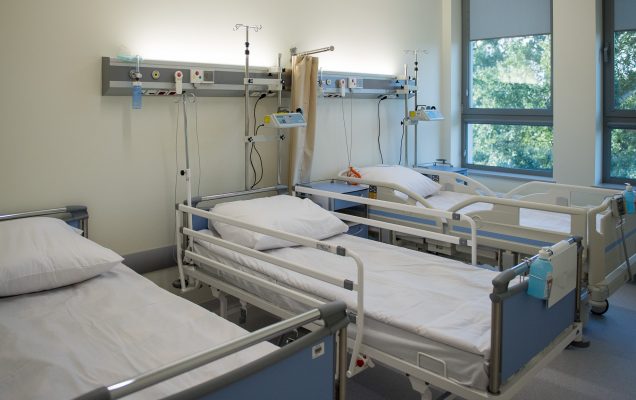 Widok na nową salę Oddziału chorób Dziecięcych w Legionowie. Trzy łóżka szpitalne.