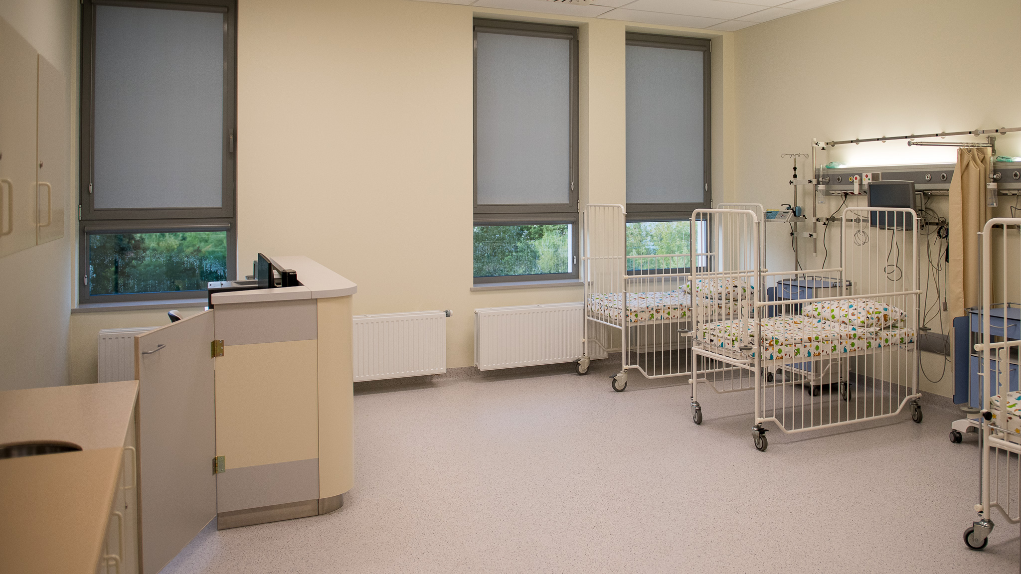 Otwarcie oddziału chorób dziecięcych w szpitalu w Legionowie. Sala z łóżkami dla młodszych dzieci.