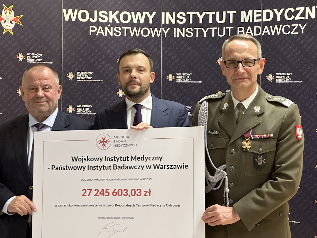 Dofinansowanie dla WIM Grzegorz Gielerak trzyma symboliczny czek