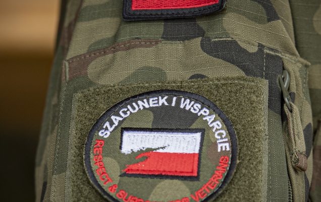 Fragment ramienia w mundurze wojskowym z naszywką na mundurze szacunek i wsparcie