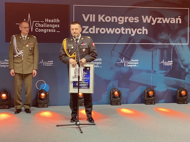 Dyplom Honorowy odbiera nadbryg. Jacek Kleszczewski Śląski Komendant Wojewódzkiej Państwowej Straży Pożarnej w Katowicach