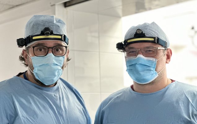 dwóch lekarzy patomorfologów w maskach przy pracy codziennej