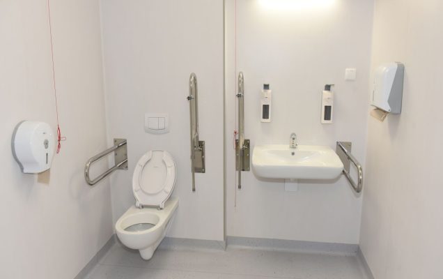 Otwarcie Budynku Rehabilitacji w WIM-PIB w Legionowie. Nowa toaleta przystosowana dla osób z niepełnosprawnością ruchową.