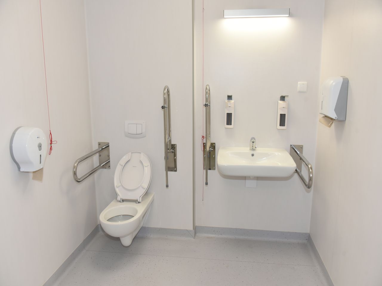 Otwarcie Budynku Rehabilitacji w WIM-PIB w Legionowie. Nowa toaleta przystosowana dla osób z niepełnosprawnością ruchową.