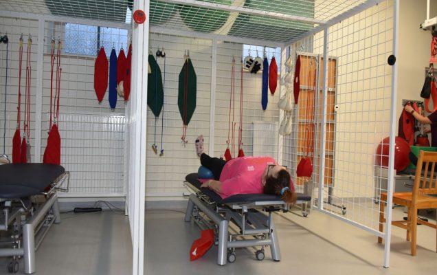 Otwarcie Budynku Rehabilitacji w WIM-PIB w Legionowie. Pacjenci podczas zabiegu rehabilitacyjnego.