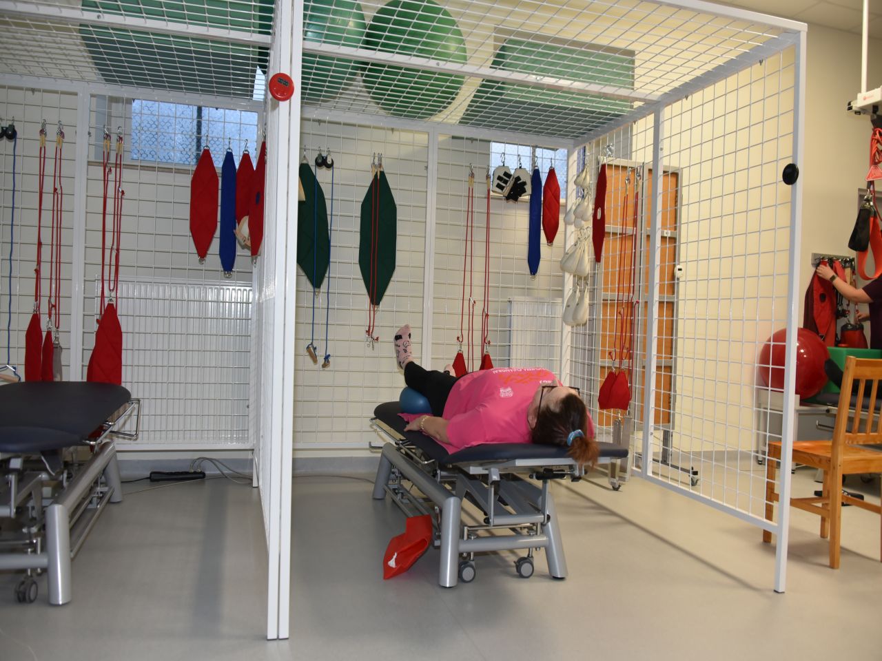 Otwarcie Budynku Rehabilitacji w WIM-PIB w Legionowie. Pacjenci podczas zabiegu rehabilitacyjnego.