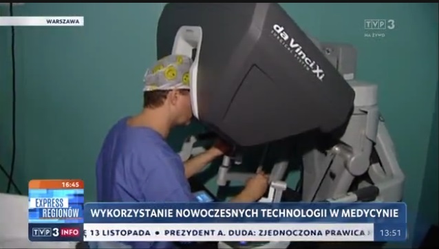 Lekarz podczas operacji trzustki robotem Da vinci w wojskowym instytucie medycznym w warszawie