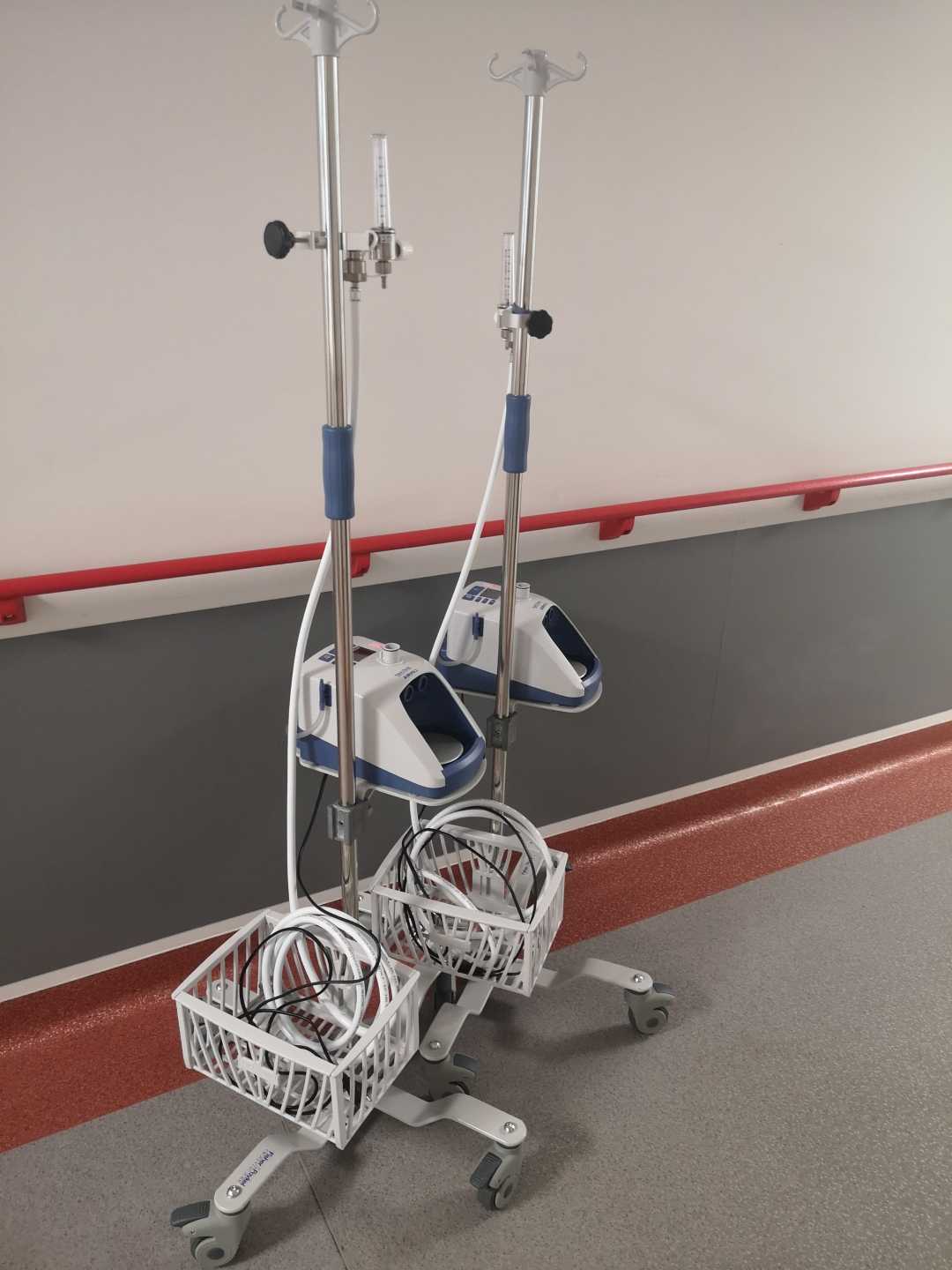 Aparaty do terapii tlenowej na korytarzu szpitalnym.