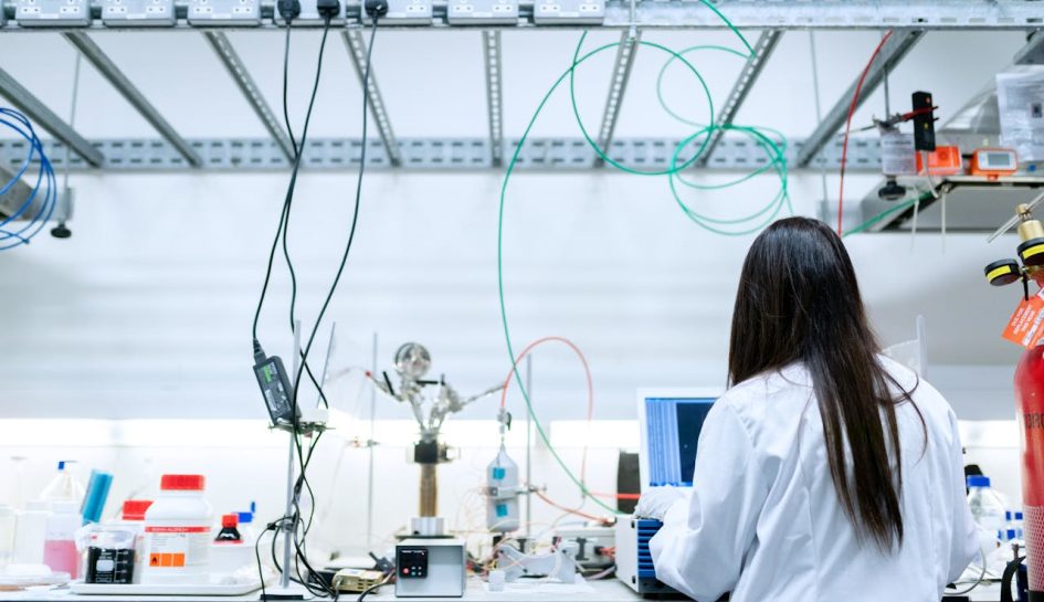 Laborantka w laboratorium podczas badań