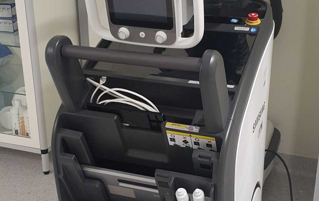 Aparat RTG mobilny w pomieszczeniu szpitalnym.