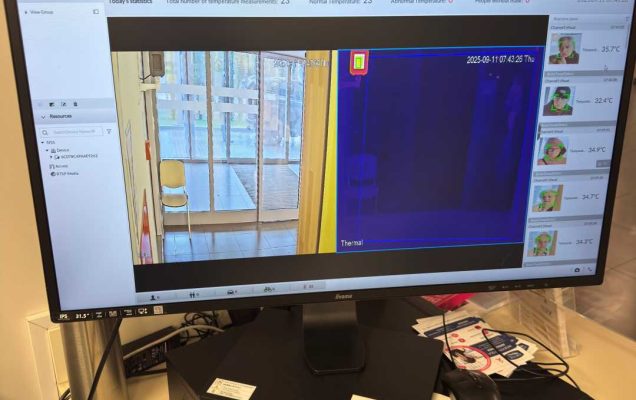 Monitor na biurku z wyświetlonym oprogramowaniem do systemu pomiaru temperatury.