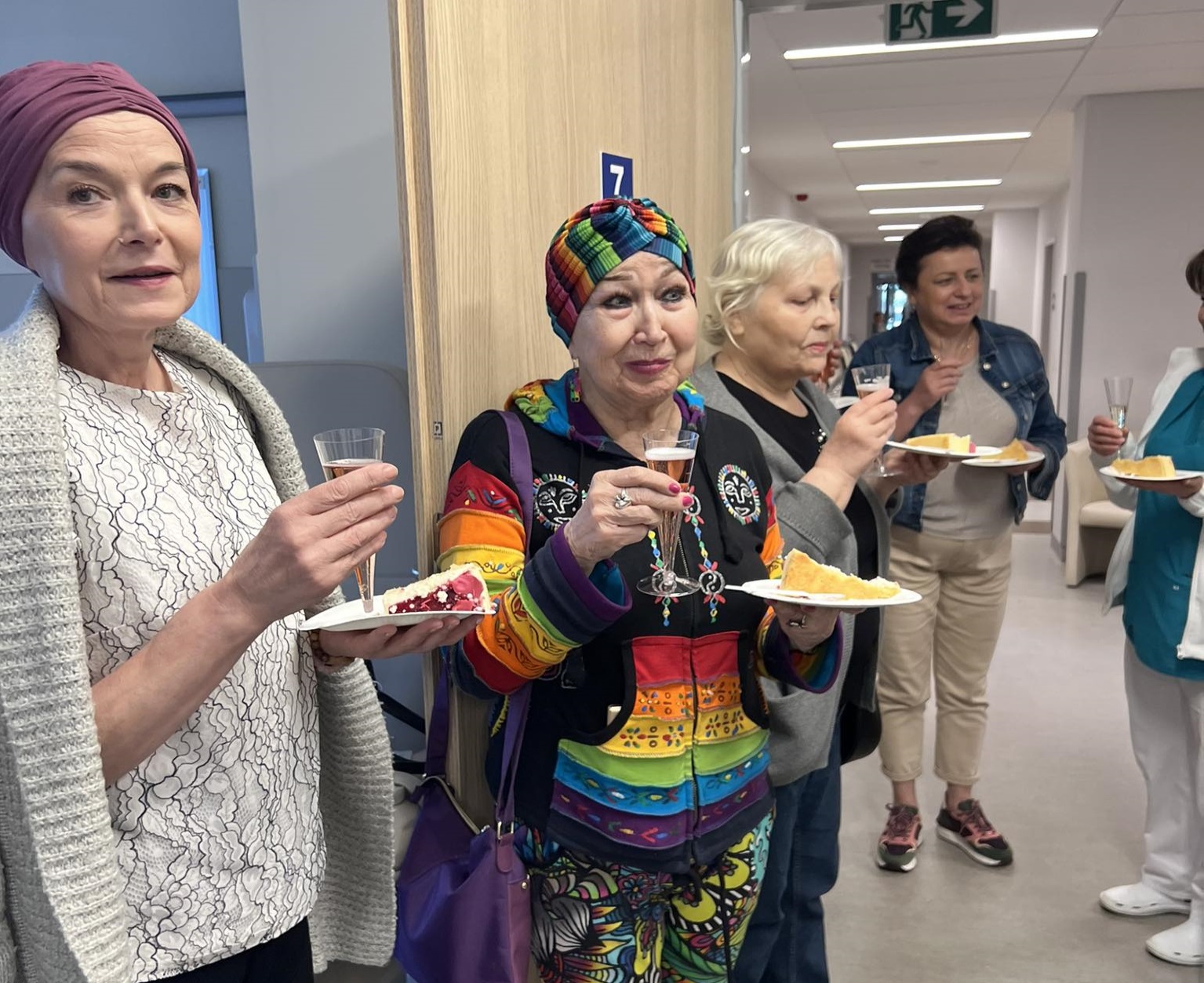 Dzień Kobiet w Klinice Onkologii Wojskowego Instytutu Medycznego w Warszawie. Pacjentki jedzące ciasto.