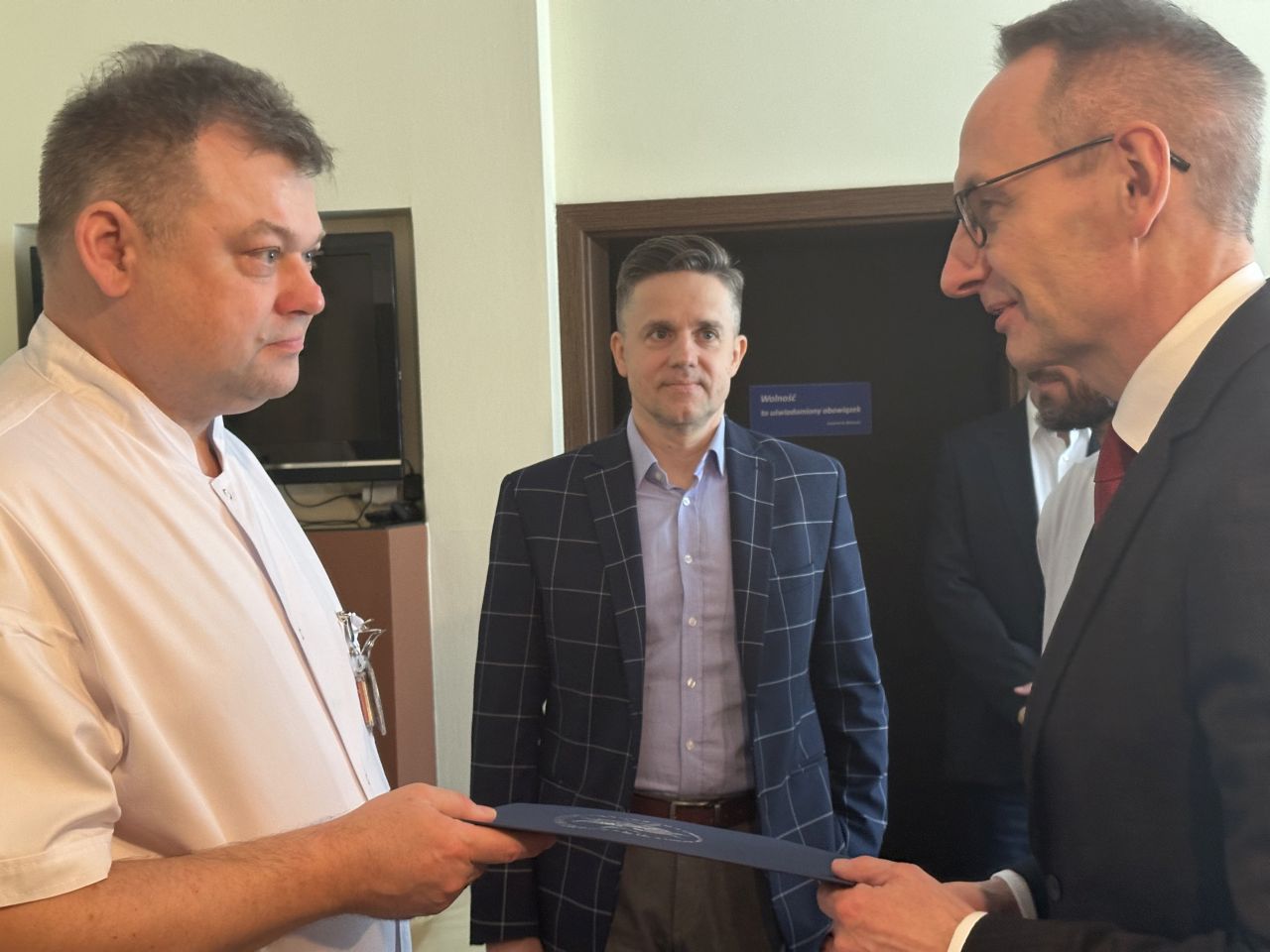Ppłk. dr n. med. Arkadiusz Zegadło nowy kierownik Zakładu Diagnostyki Laboratoryjnej odbiera gratulacje od Dyrektora WIM