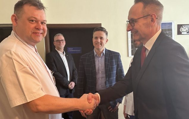Ppłk. dr n. med. Arkadiusz Zegadło nowy kierownik Zakładu Diagnostyki Laboratoryjnej odbiera gratulacje od Dyrektora WIM
